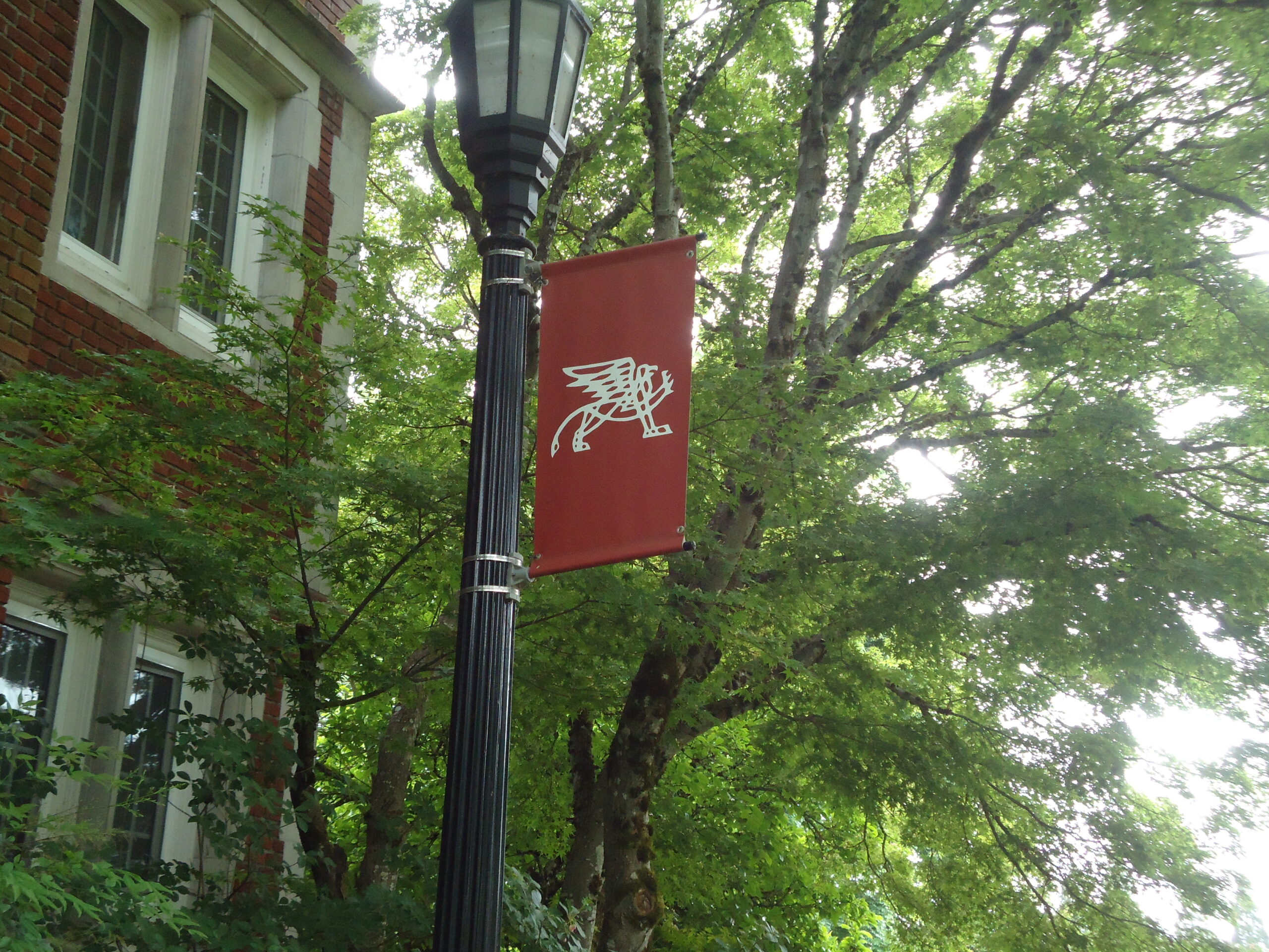 ジョブズゆかりの大学へ